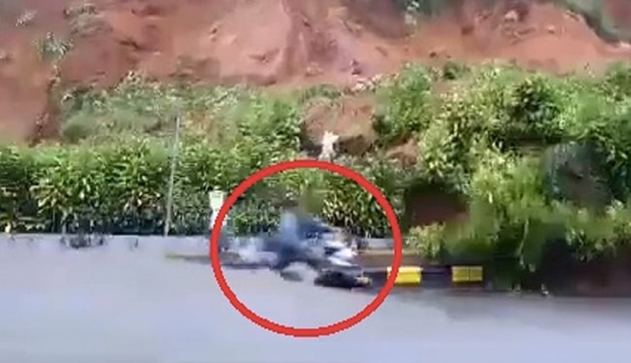 خوش شانسی اسکوترسواران هنگام رانش زمین ناگهانی!