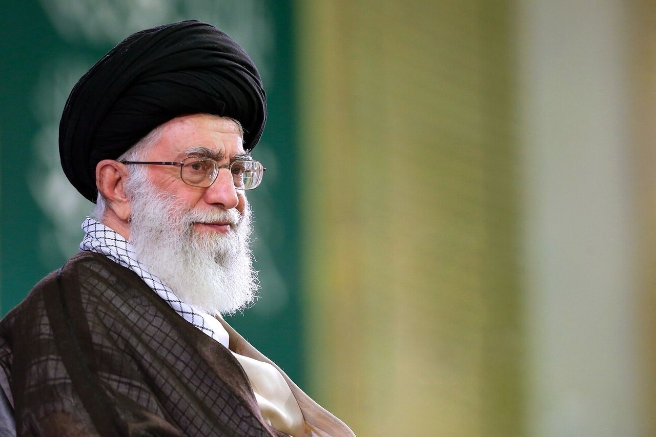 تصویری جالب از ادای احترام نخست وزیر عراق به رهبر معظم انقلاب