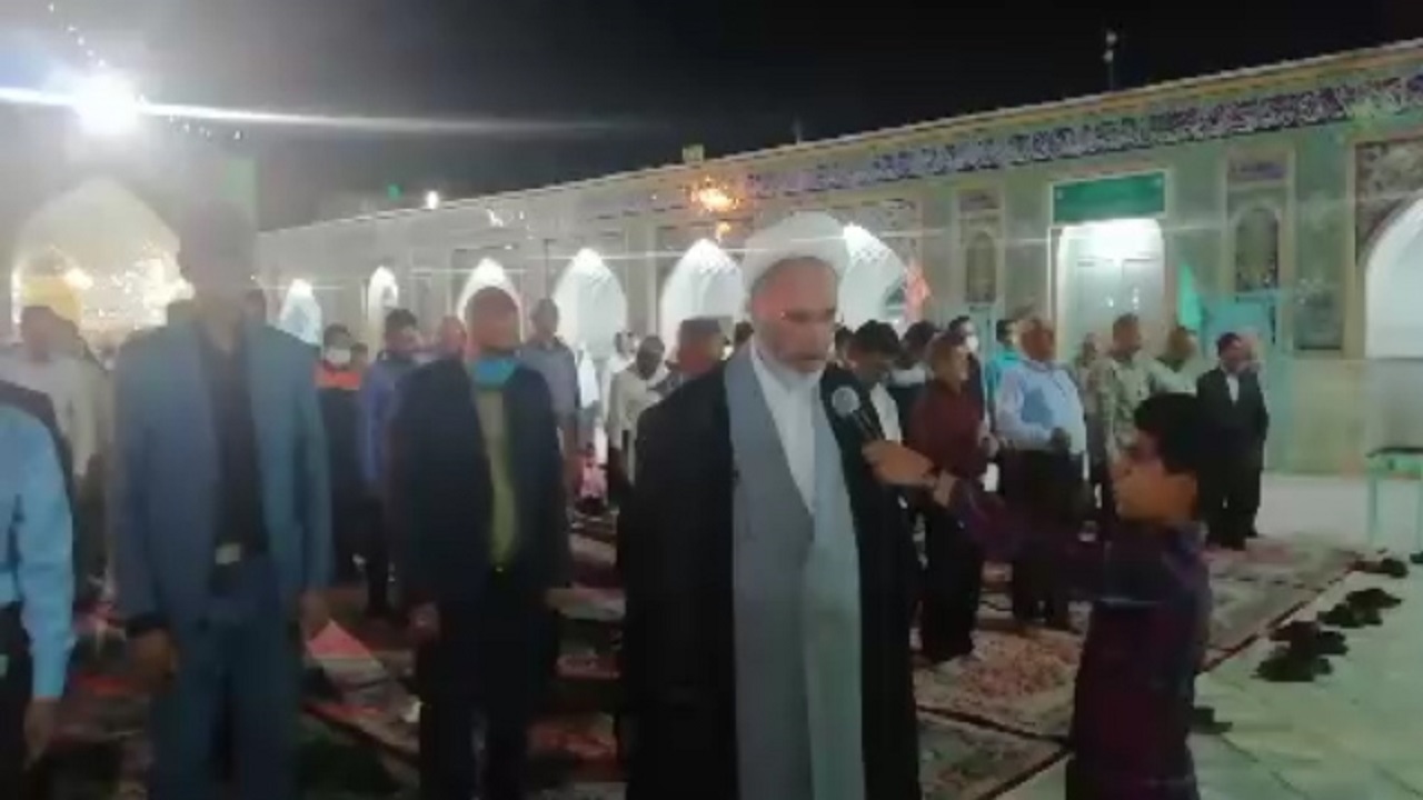 برگزاری نماز جماعت در صحن سرای آستان امامزاده سید حمزه کاشمر + فیلم