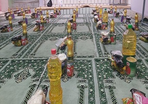 توزیع کمک‌های مومنانه به دست دانش آموزان اهوازی در دهه کرامت