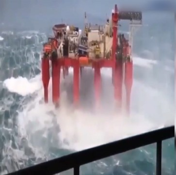 مقاومت سکوی نفتی در برابر طوفان + فیلم
