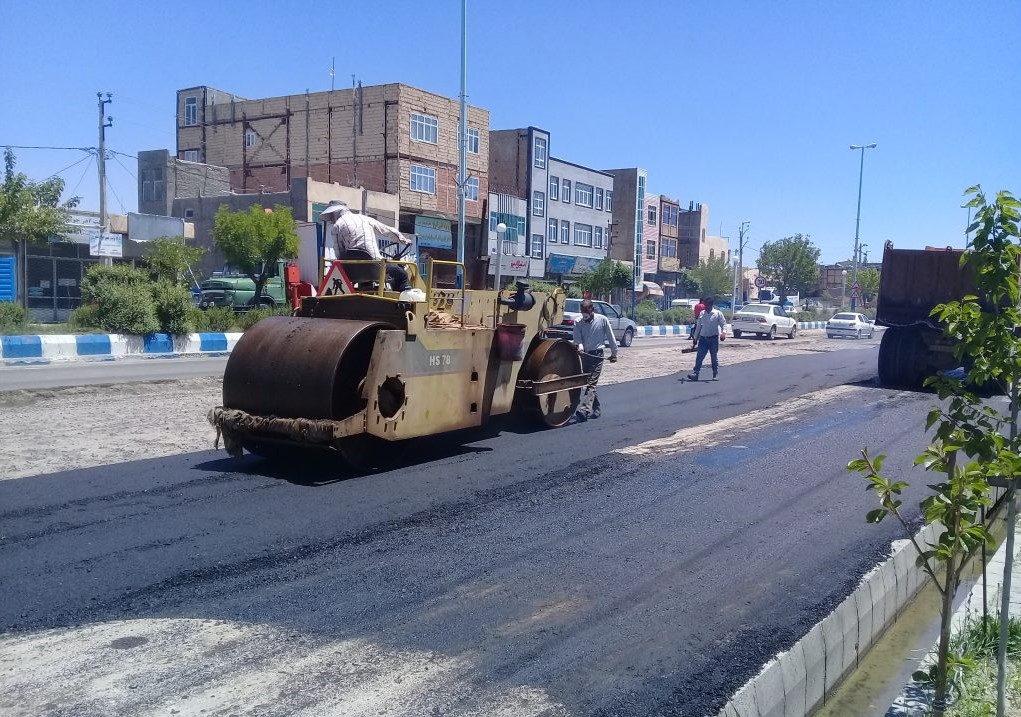 بهسازی خیابان‌های شهر مهران همچنان ادامه دارد