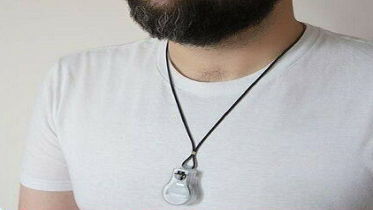 گردنبند هوشمندی که نمی‌گذارد به صورتتان دست بزنید