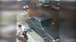 اقدام عجیب سارق پس از سرقت چرخ های یک خودرو + فیلم