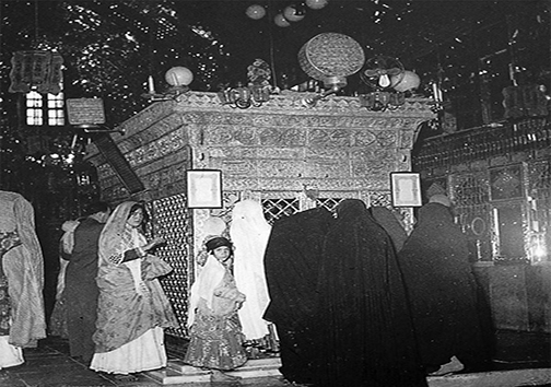 ضریح مطهر حضرت شاهچراغ در اوایل دوره پهلوی - در حدود سال 1305 هجری شمسی