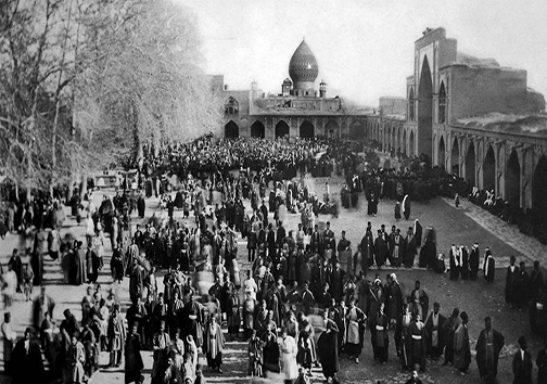 مسجد نو و دورنمای حرم حضرت شاهچراغ در دوره قاجار، عکس: خان بابا الحسینی