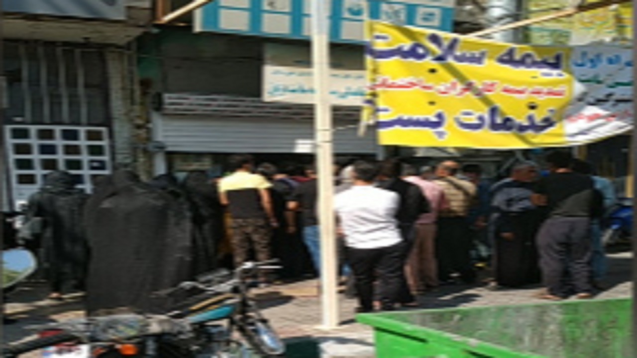 صف طولانی برای تمدید دفترچه بیمه بدون رعایت نکات بهداشتی! فیلم