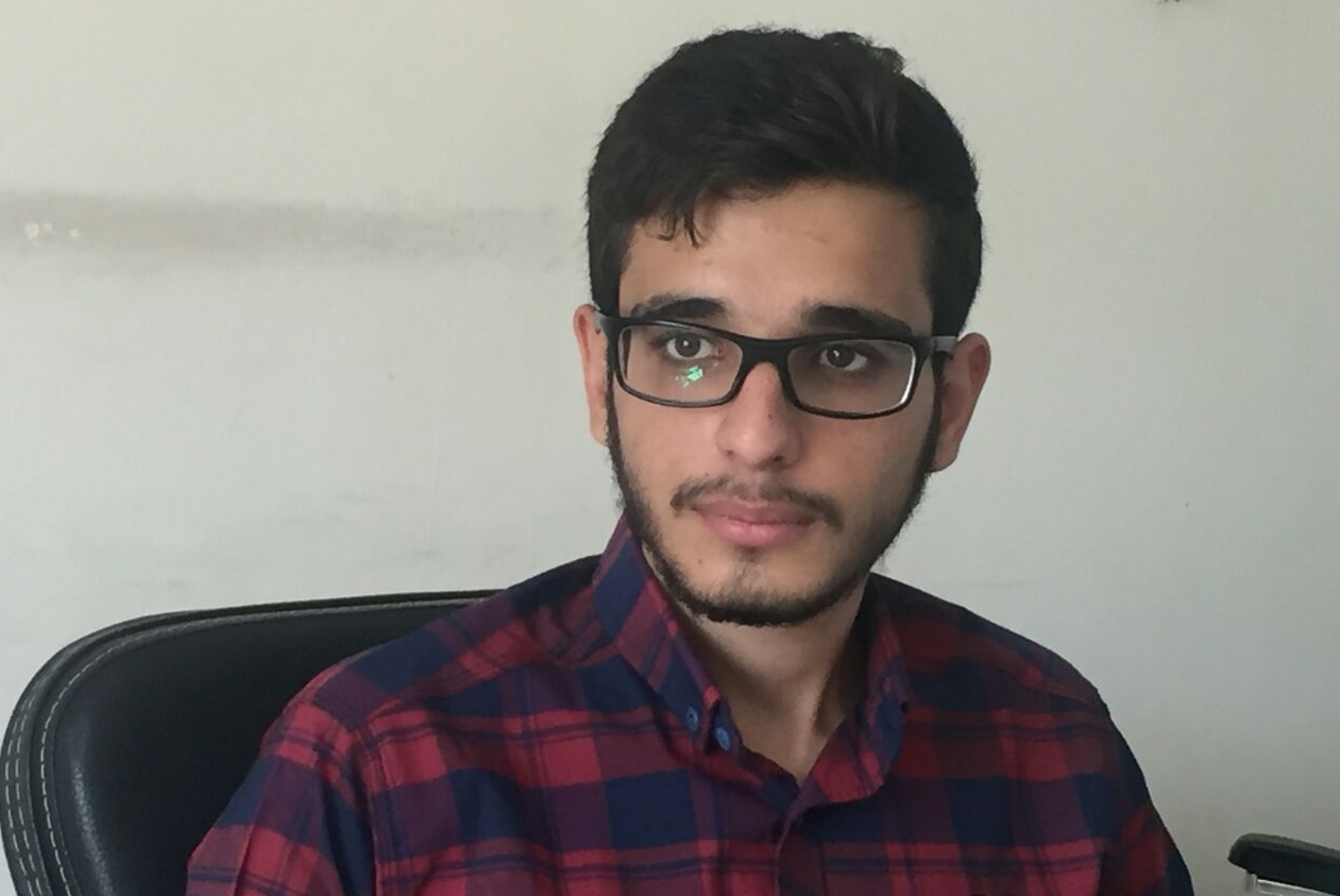 مسئولی که پابه پای دیگران کار می کند کمکهای مومنانه به سبک دانشجویی