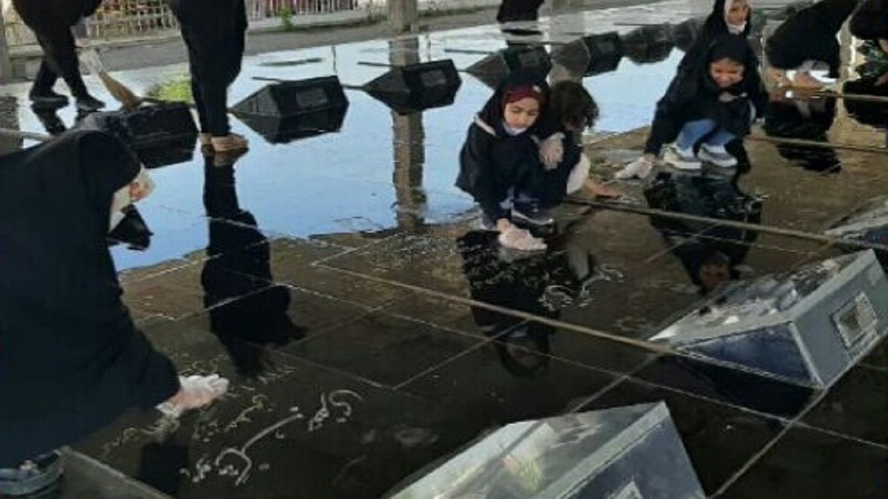 غبارروبی گلزار شهدای گندمان به مناسبت دهه کرامت