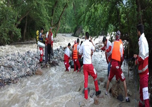 خارج کردن جسد از رودخانه کرج
