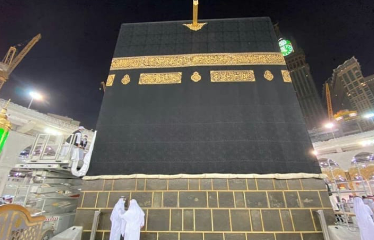 مراسم سفیدپوش کردن خانه خدا