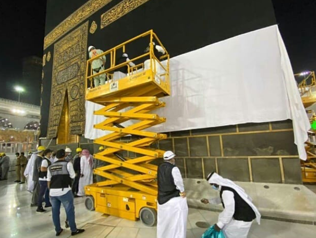 مراسم سفیدپوش کردن خانه خدا