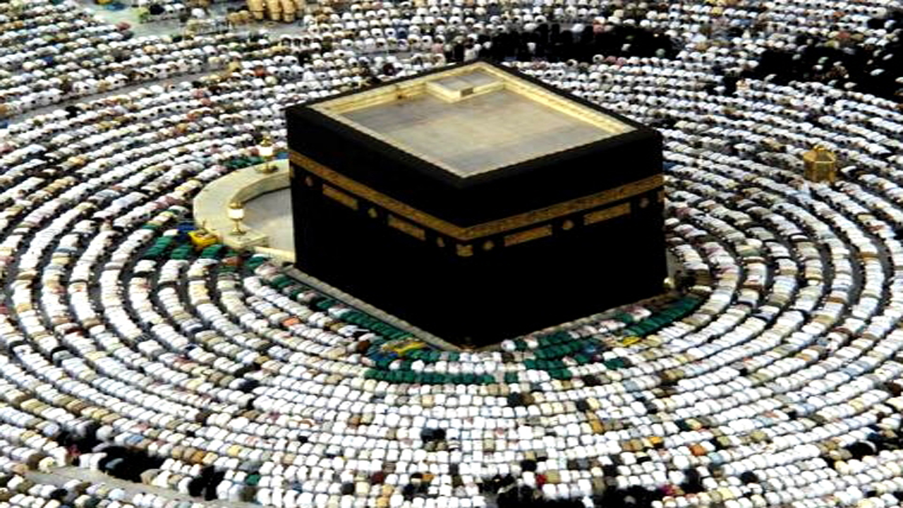 آیا تجارت و سیاحت در حین مراسم حج یا زیارت، اشکال شرعی دارد؟