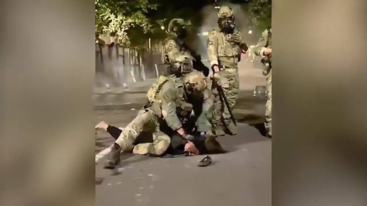 له شدن حقوق زنان آمریکایی زیر چکمه سربازان این کشور + فیلم