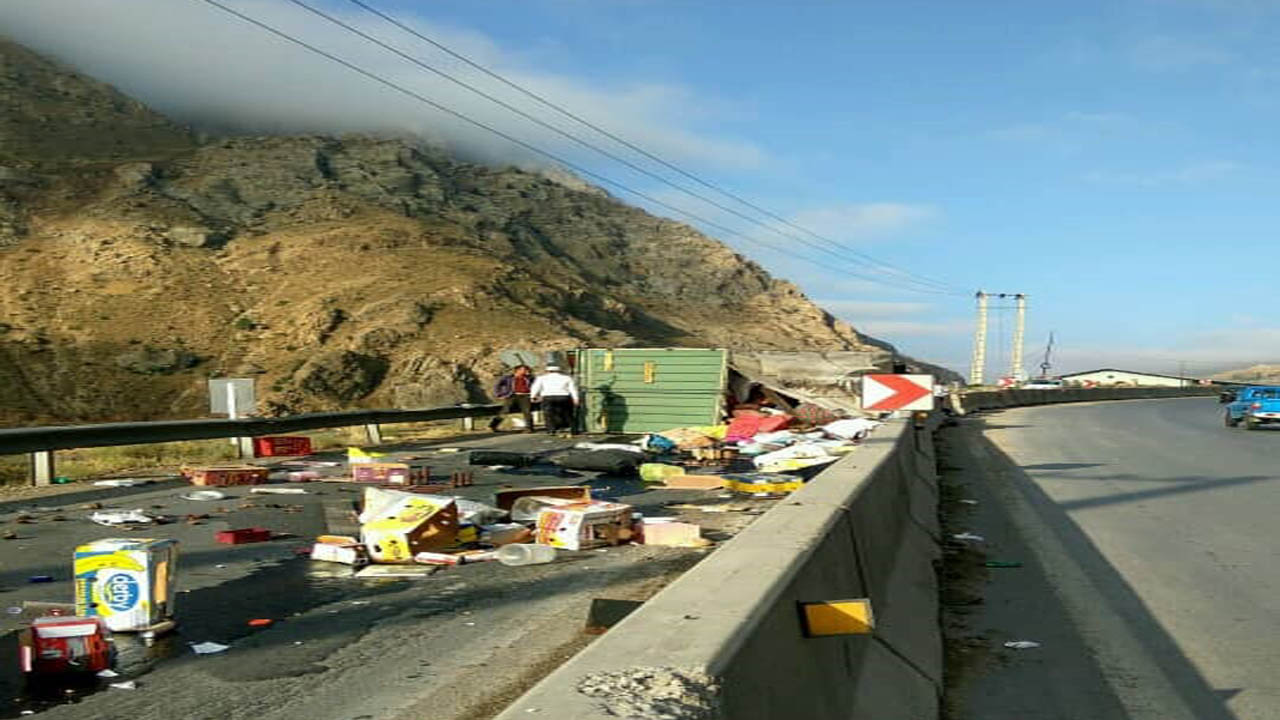 بازگشایی جاده هراز پس از حادثه واژگونی کامیون باری