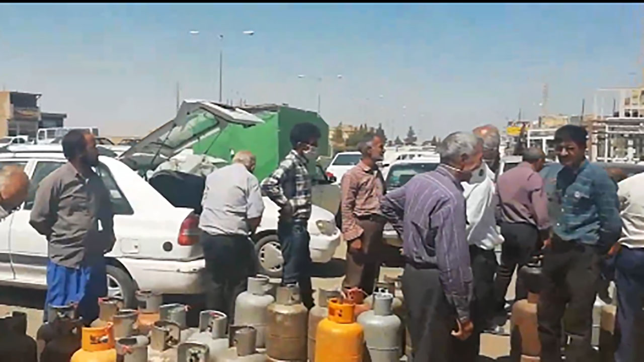 ازدحام مردم کاشمر در صف گاز و زنگ خطر ویروس کرونا + فیلم