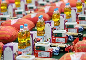 توزیع بسته‌های موادغذایی بین نیازمندان به همت هلال احمر اندیمشک