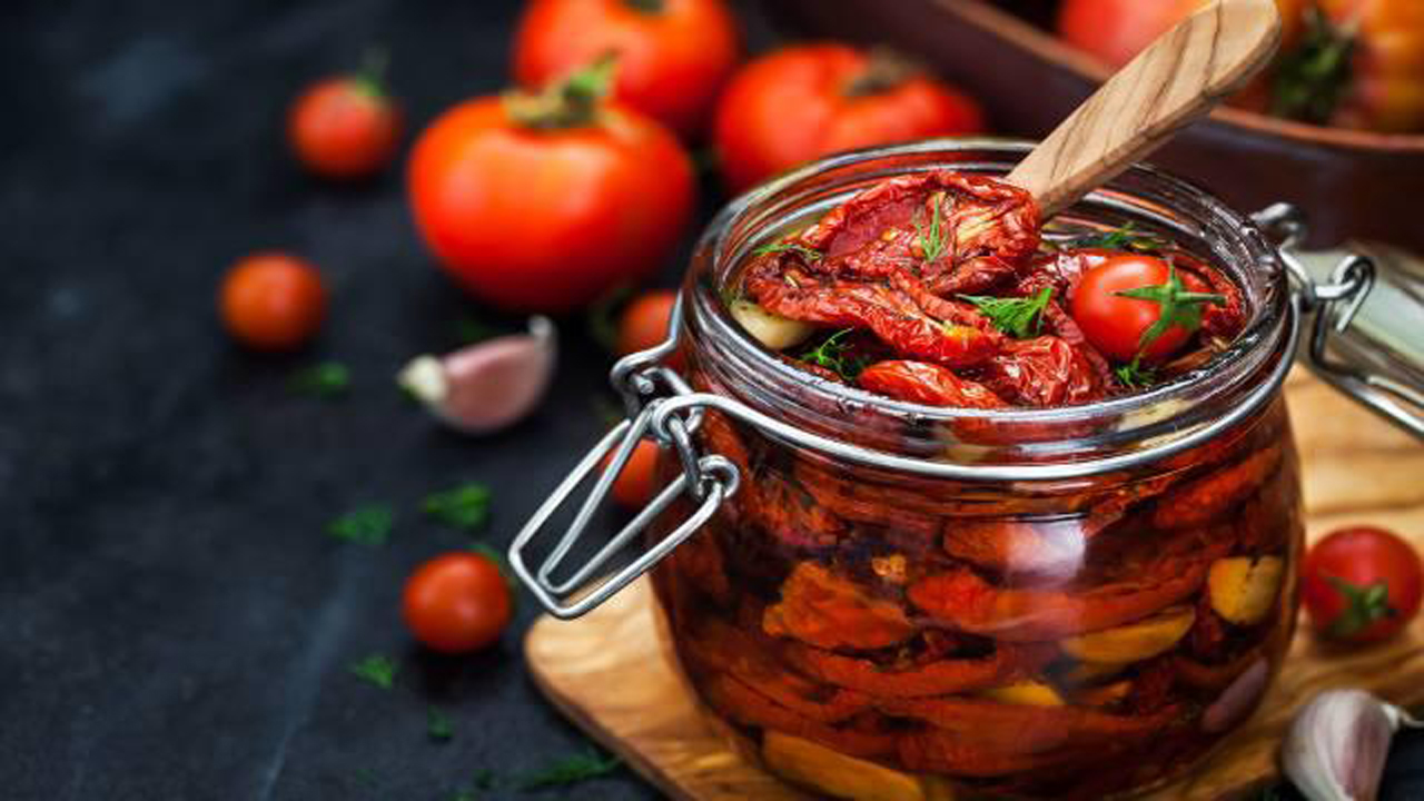۴ روش تهیه گوجه خشک در فر، آفتاب و مایکروفر