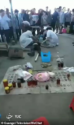 مرگ رمال محلی بر اثر گزش مار در خیابان! مرگ رمال محلی بر اثر گزش مار در خیابان!