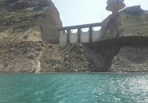 رهاسازی آب از سد مارون بهبهان با دبی ٧٠ متر مکعب بر ثانیه