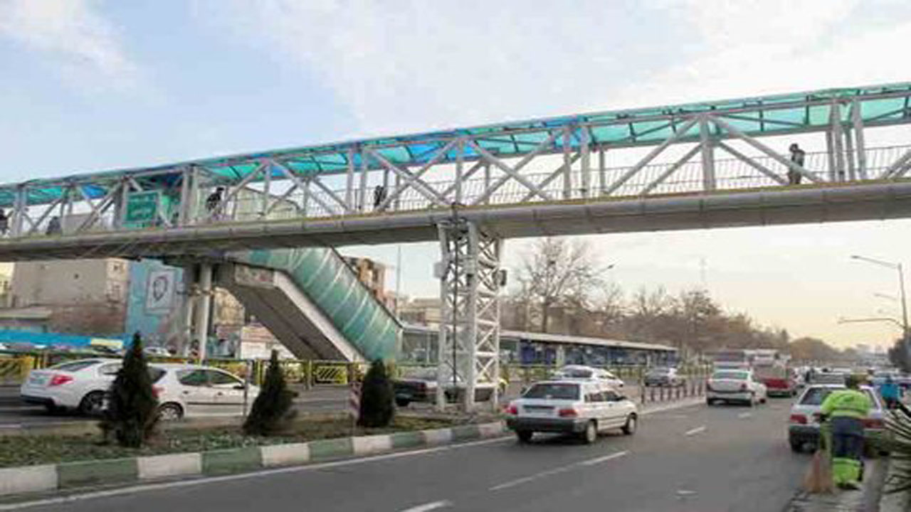 پل‌های عابر پیاده خیابان آزادی جمع می‌شوند