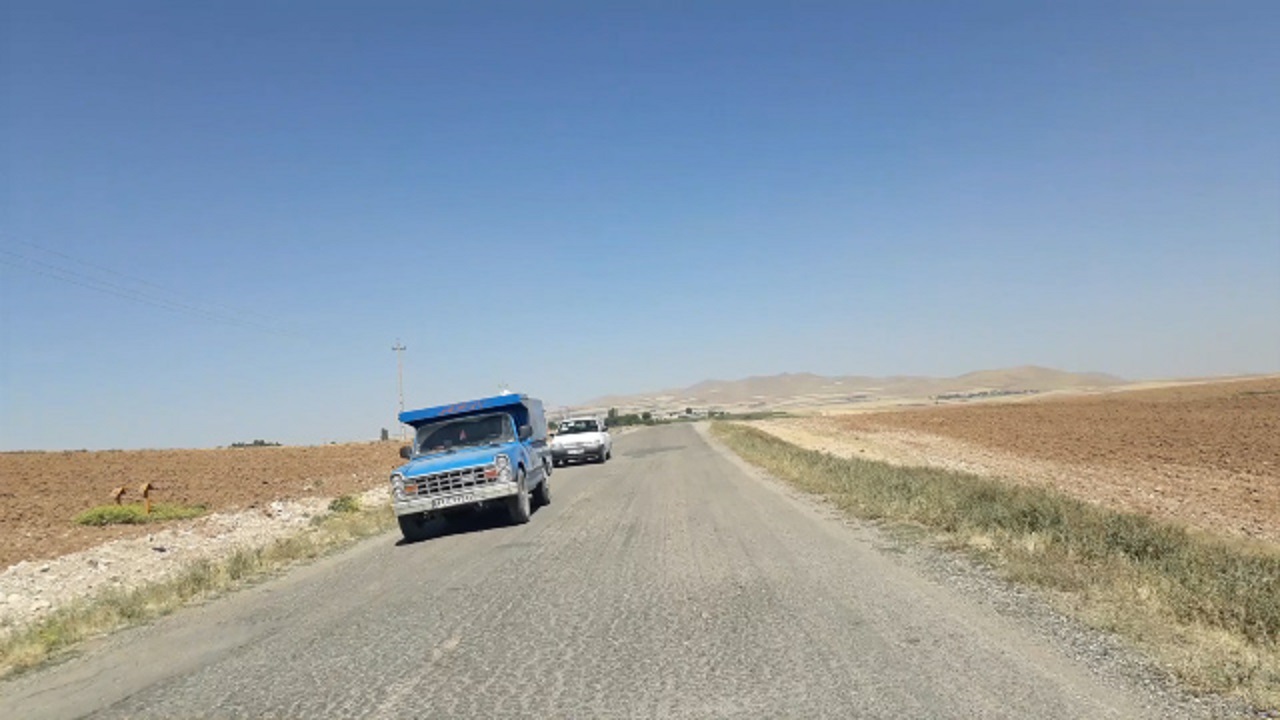 تردد دشوار خودروها در جاده خراب دهستان آقبلاغ سفلی + فیلم