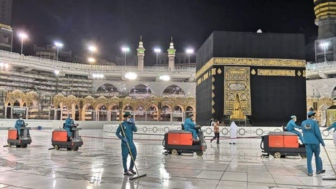 استفاده روزانه ۵۴ هزار لیتر مواد ضدعفونی کننده برای مسجد الحرام+ تصاویر