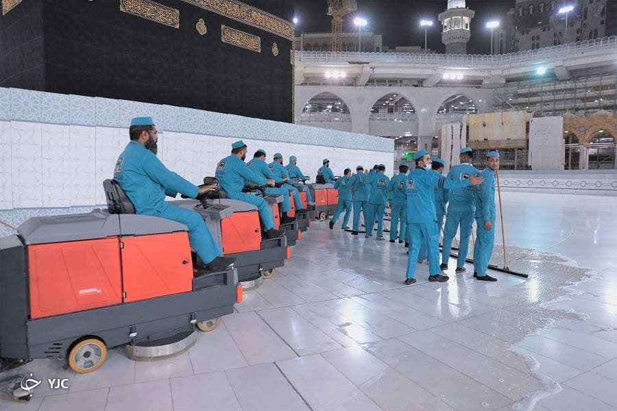 استفاده روزانه ۵۴ هزار لیتر مواد ضدعفونی کننده برای مسجد الحرام+ تصاویر
