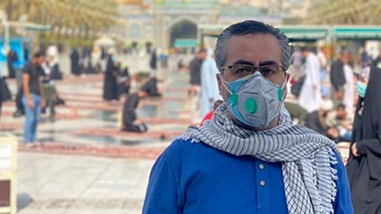 تصاویری از کیانوش جهانپور با ماسک در بین‌الحرمین