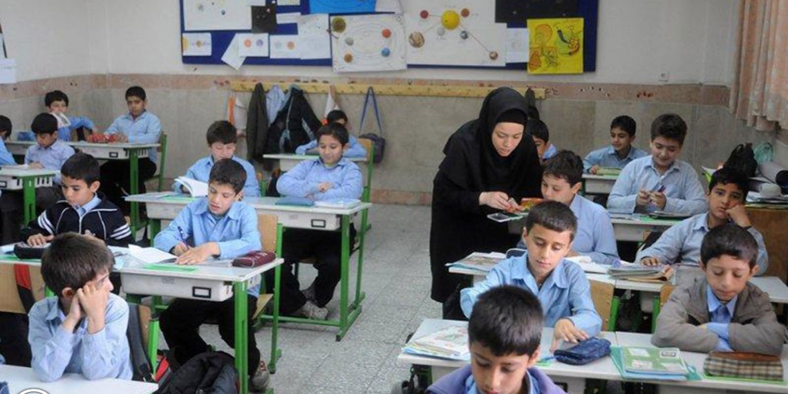 دانش اموزان در مدرسه