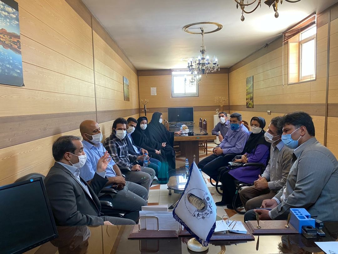 نوجوانان کانون اصلاح تربیت ماسک می دوزند