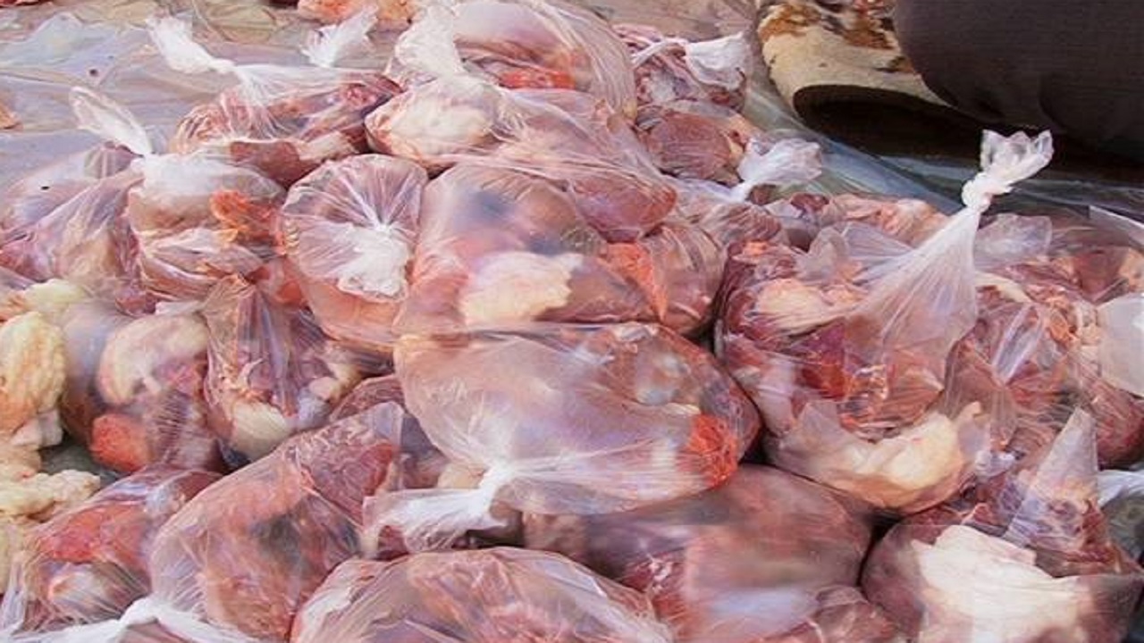 تهیه و توزیع گوشت قربانی به ٢٢٠ خانواده‌  نیازمند در ارومیه