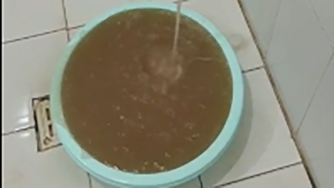 وضع نامناسب آب شرب در کوی مجاهدین اهواز + فیلم
