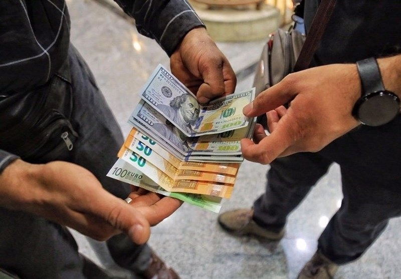 نرخ معاملات صرافی با بازار آزاد کم است/با دلالان ارزی برخورد می&zwnj;شود!