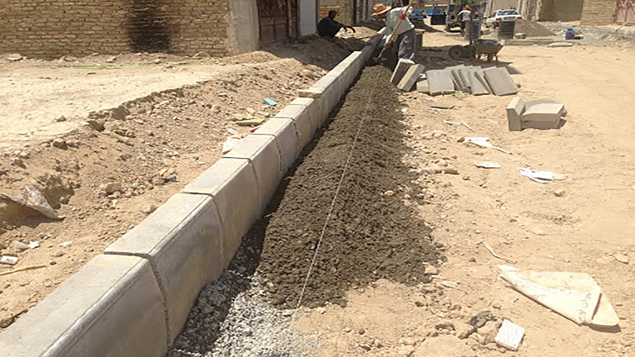 نیمه‌کاره مانده جدول‌کشی معابر در روستای مزنده + تصاویر