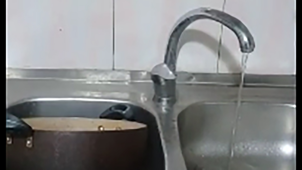 گلایه از قطعی آب شرب در شهرک جانبازان + فیلم