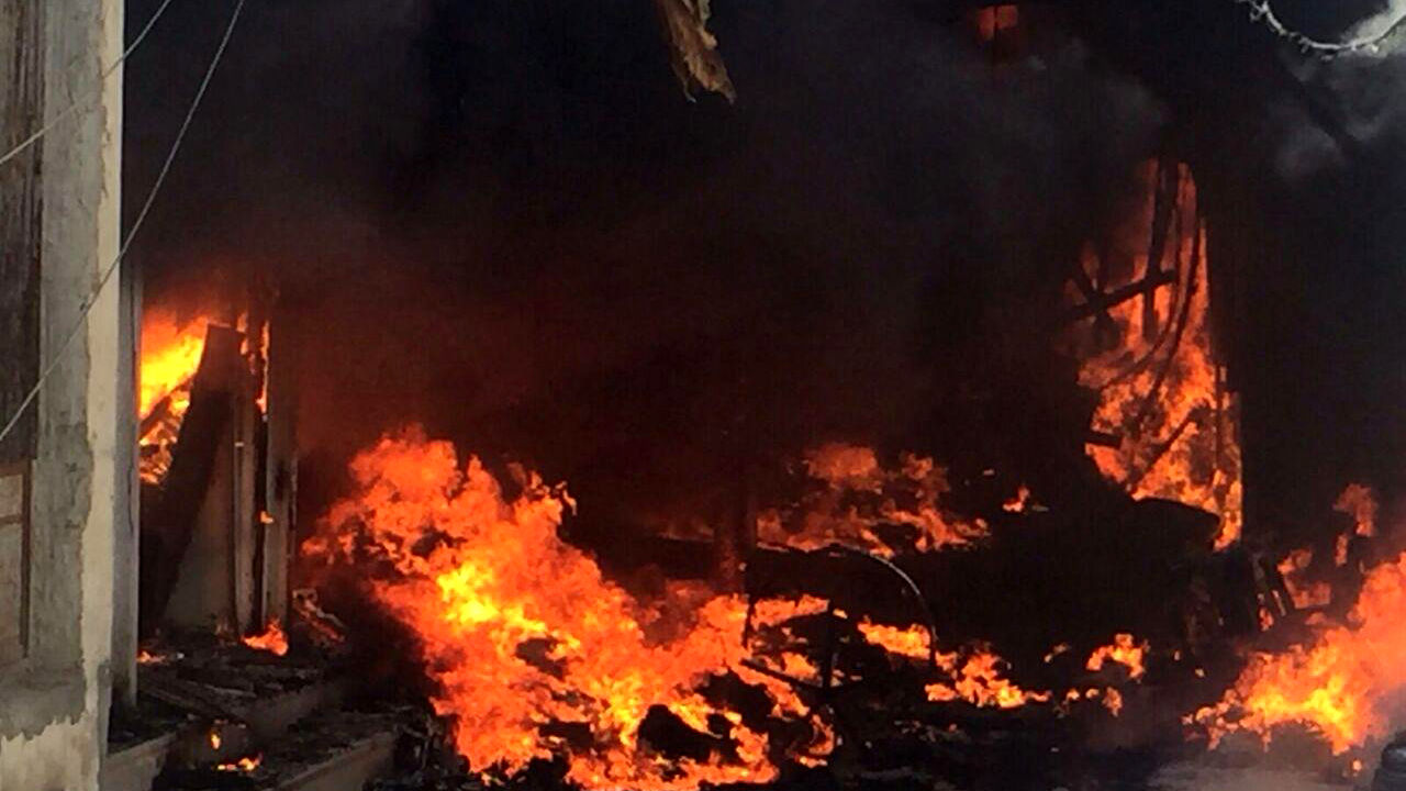 آتش‌سوزی گسترده در ۲۰ انبار مواد غذایی در نجف