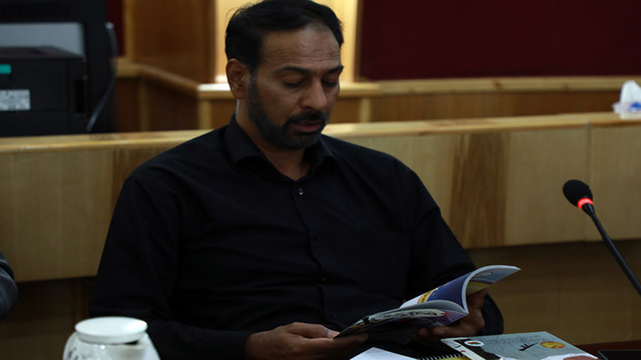 نویسنده شیرازی ادبیات پایداری ادامه طنز دار و دسته دارعلی را می نویسد.