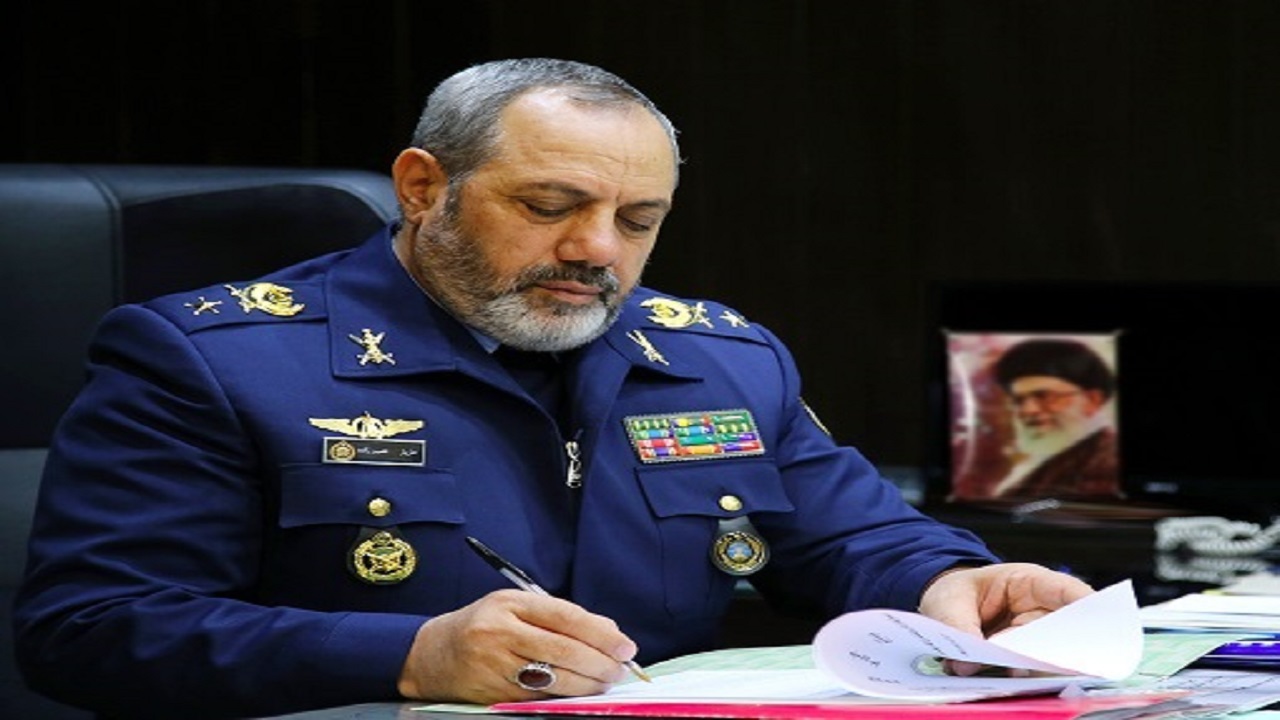 فرمانده نیروی هوایی اعطای پرچم و نشان فداکاری را به فرمانده کل ارتش تبریک گفت