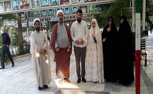عروس و داماد در کنار خانواده