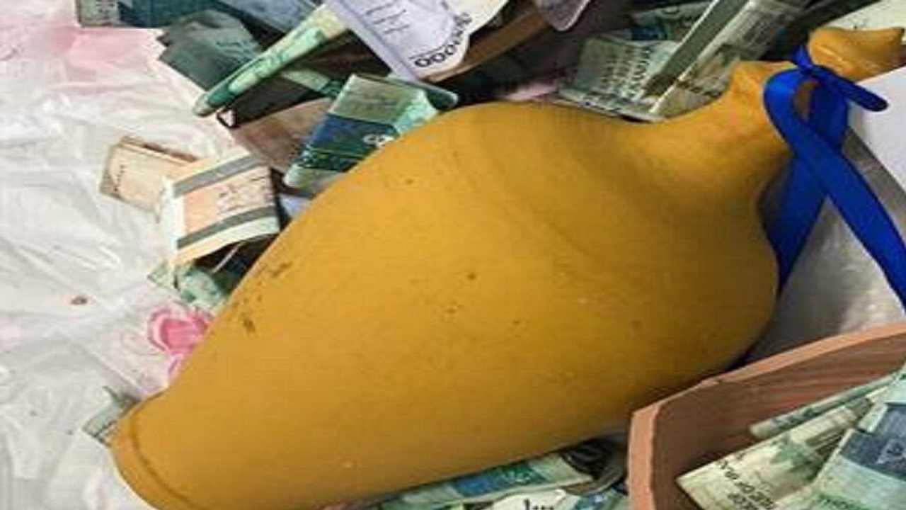 دانش آموز هشترودی قلک خود را برای کمک به خرید ماسک اهدا کرد