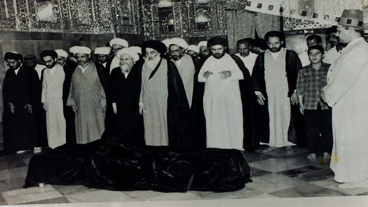 فیلمی کمتر دیده شده از مراسم خاکسپاری آیت الله خویی با حضور آیت الله سیستانی