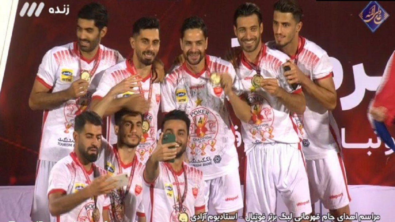 لحظه اهدای جام پوکر قهرمانی پرسپولیس به سیدجلال حسینی