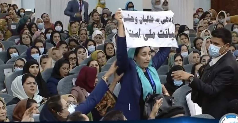 اعتراض شدید رئیس پارلمان افغانستان به خشونت فیزیکی با یک نماینده در لویه جرگه