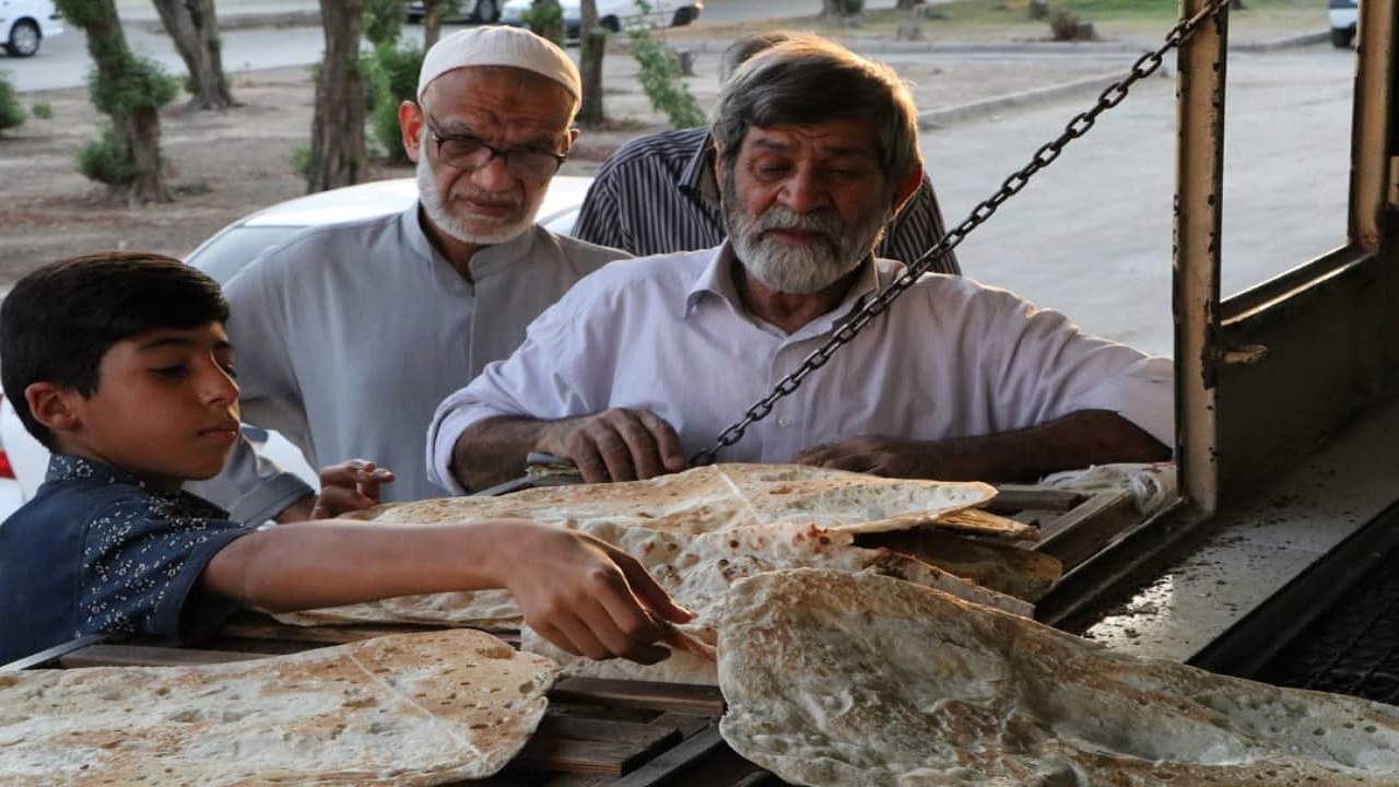 پخت و توزیع نان بصورت رایگان در ۱۴ نانوایی اهواز
