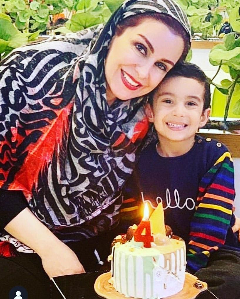 ماه چهره خلیلی در کنار پسرش