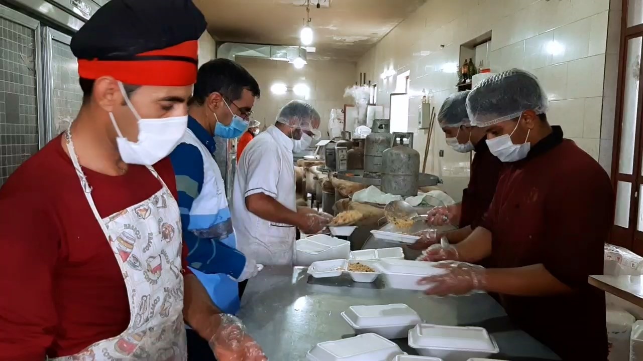 توزیع ۱۰ هزار پرس غذای گرم در خوروبیابانک