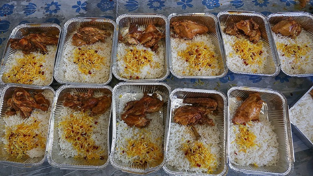 توزیع غذای گرم بین نیازمندان میامی