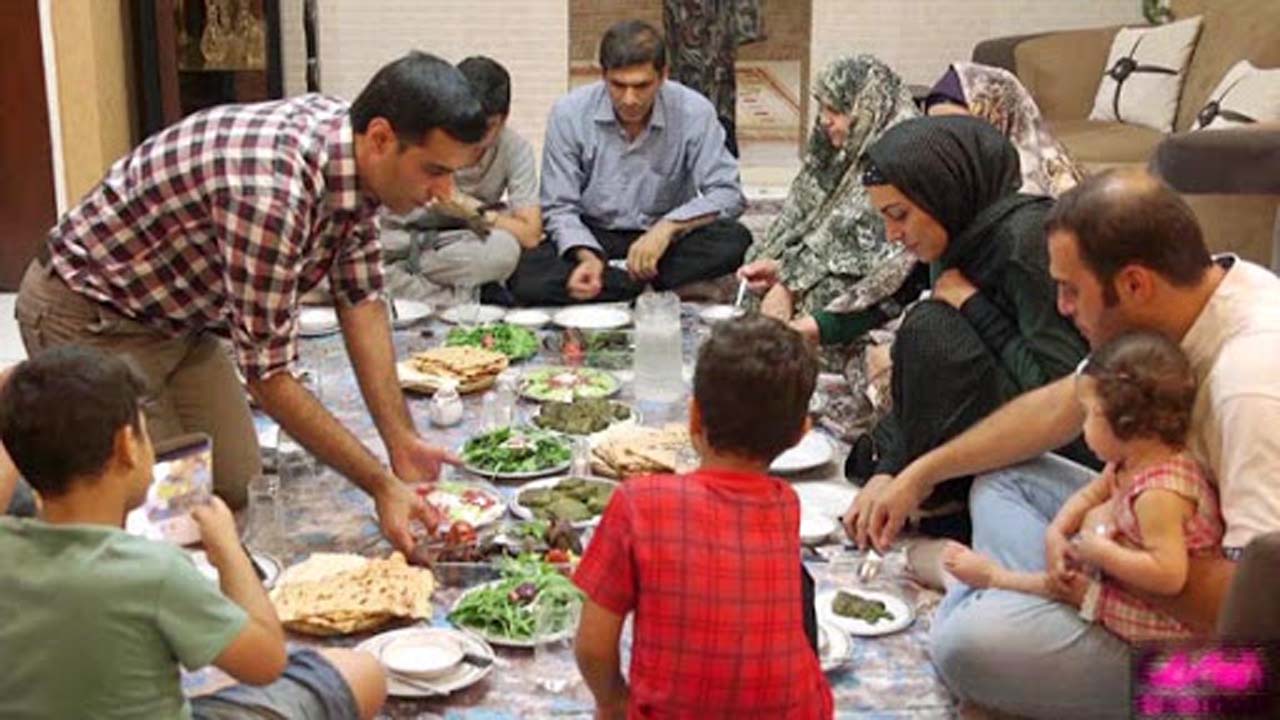 ۶ فایده غذا خوردن با خانواده برای کودک