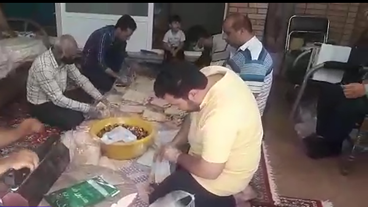 بسته‌بندی نان‌ نذری در اصفهان + فیلم